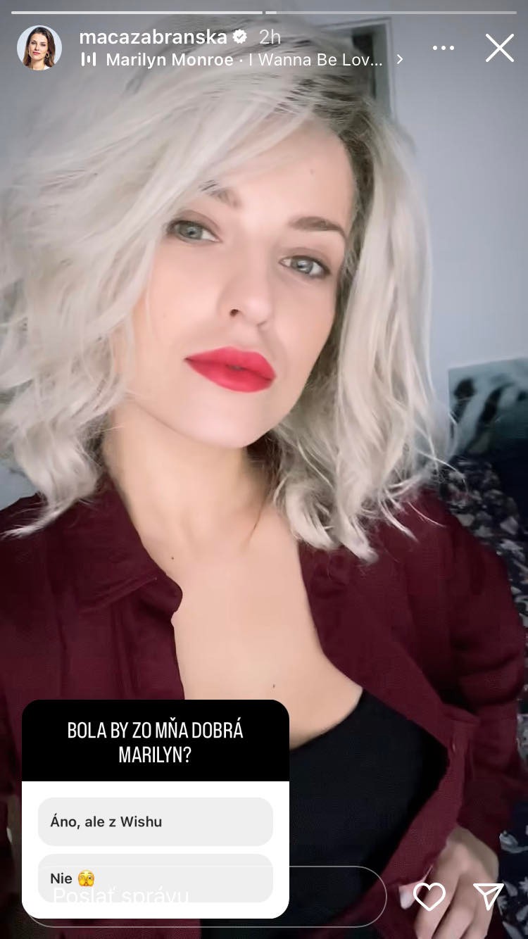 Iný účes a farba vlasov zmenili Macu na nepoznanie.