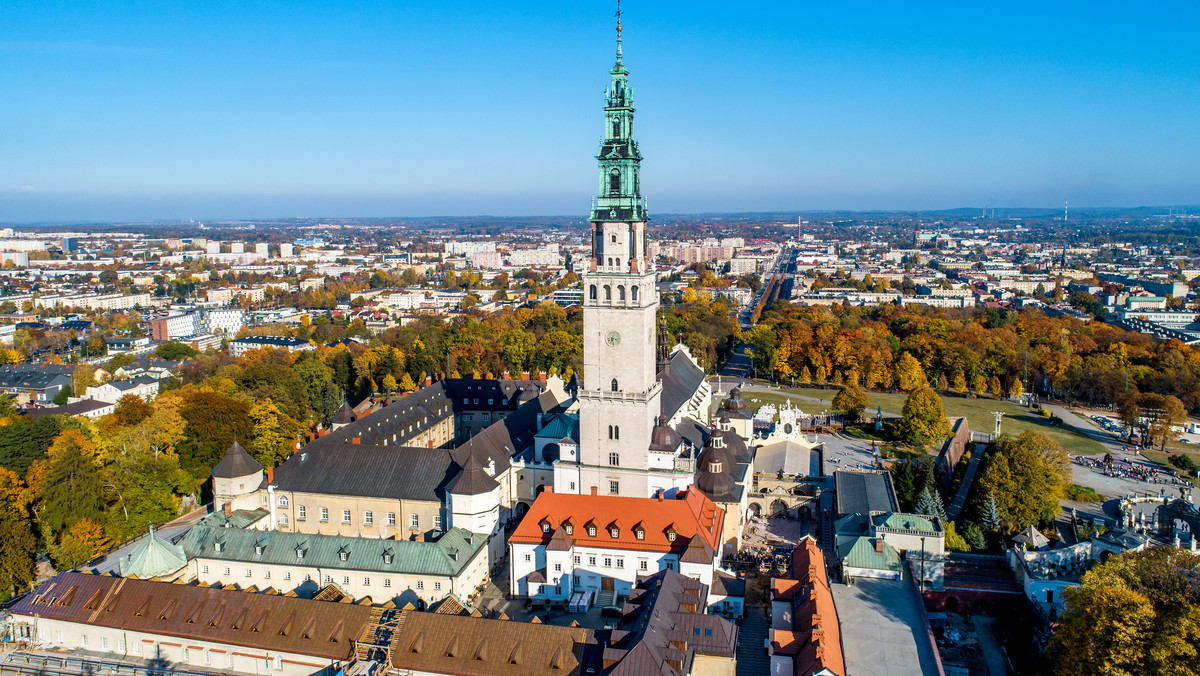 Częstochowa leży w południowej Polsce, w województwie śląskim, ale historycznie, kulturowo i etniczne należy do Małopolski. W mieście jest jedna z najbardziej znanych budowli w naszym kraju – Jasna Góra, którą co roku odwiedzają ją miliony pielgrzymów z całego świata. Dzięki niej Częstochowa nazywana jest duchową stolicą Polski. Miastem Częstochowa jest od XIV wieku. Jasną Górę z relikwią narodową, czyli cudownym obrazem Matki Boskiej Częstochowskiej otacza powszechna cześć. Słynna jest też Aleja Najświętszej Maryi Panny, czyli reprezentacyjna arteria w centrum miasta, która powstała na początku XIX wieku. Przedstawiamy ciekawostki i najważniejsze informacje o Częstochowie, takie jak liczba mieszkańców czy powierzchnia miasta.