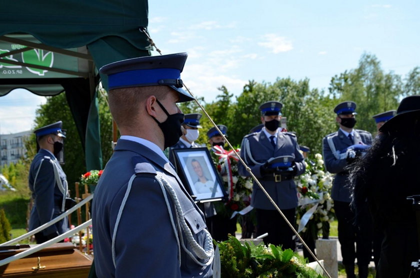 Ostatnie pożegnanie Konrada Brendy. Policjanci oddali hołd zmarłemu koledze