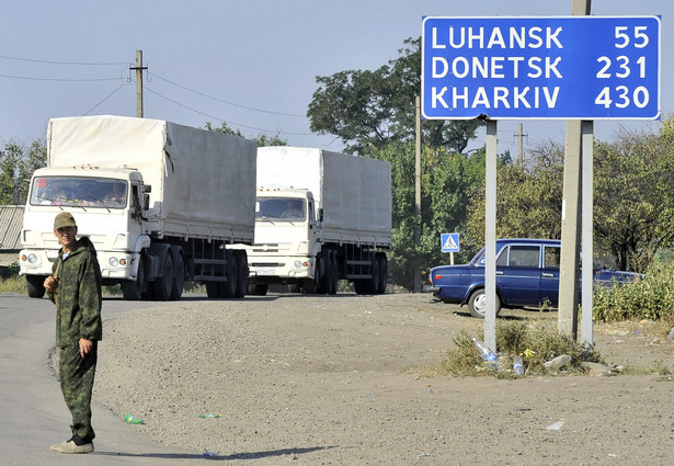 Biały konwój z "pomocą humanitarną" wjeżdża z Rosji na Ukrainę. Pod płaszczykiem transportu żywności i lekarstw Rosjanie przemycają broń na wschód Ukrainy
