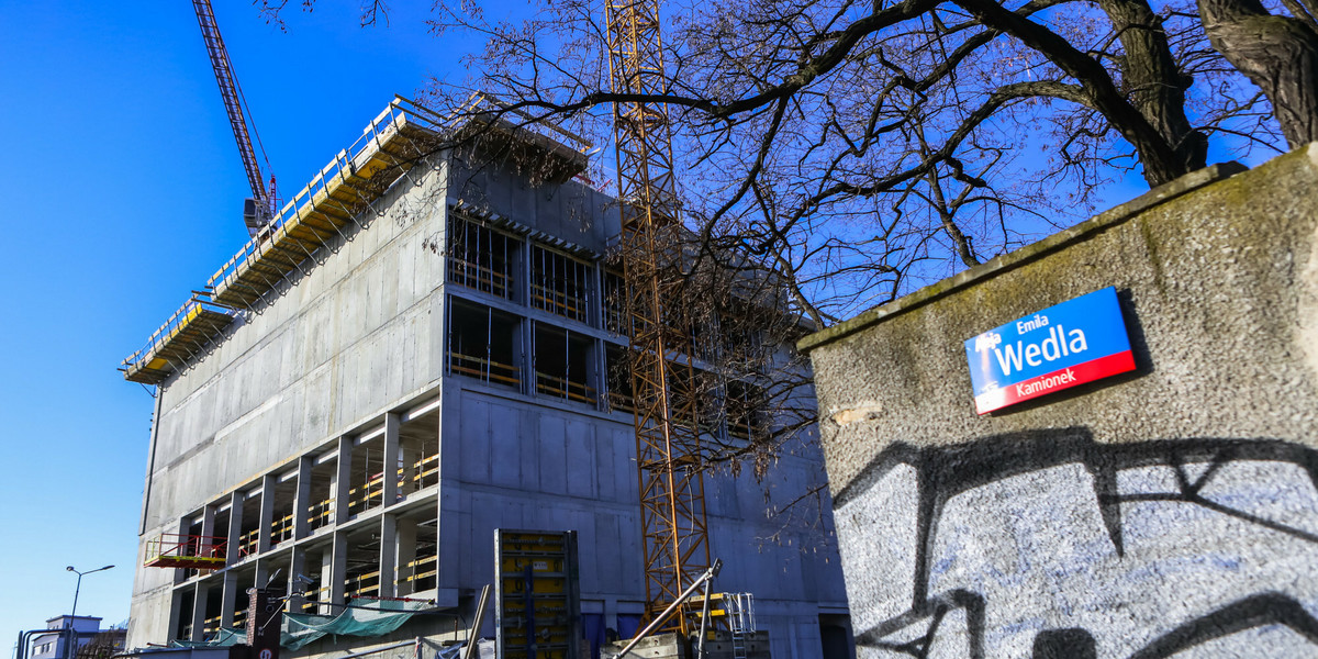 Budowa na terenie fabryki Wedel przy ulicy Jana Zamoyskiego. Widok z rogu ulicy Lubelskiej i alei Wedla.
