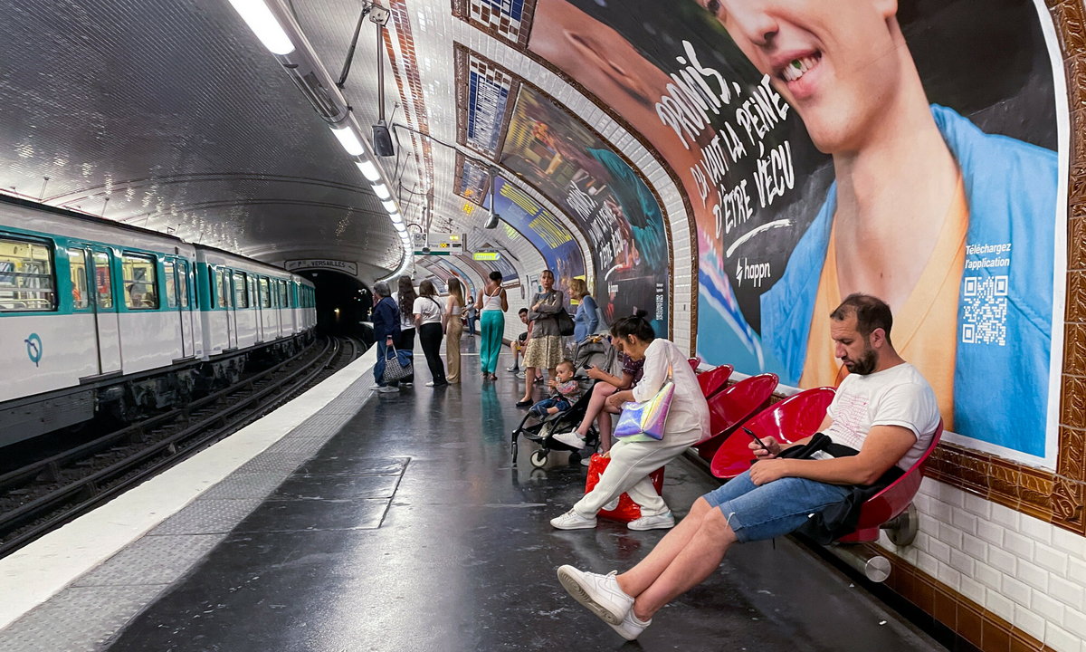 Wyjątkowe plakaty w paryskim metrze. Reklamują polskie miasta