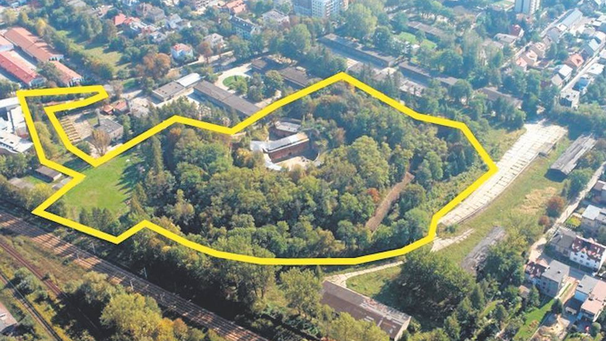 Agencja Mienia Wojskowego szykuje się do ogłoszenia przetargu na sprzedaż fortu w Bronowicach przy ulicy Rydla wraz z przyległymi zielonymi terenami, dowiedział się Onet. Mieszkańcy od lat chcą, aby władze Krakowa wykupiły "zielone płuca Bronowic" i stworzyły w tym miejscu park. W lutym zeszłego roku prezydent Jacek Majchrowski obiecał przejąć teren w rejonie twierdzy. Jednak przez półtora roku urzędnicy nie porozumieli się z właścicielem gruntów - Agencją Mienia Wojskowego.