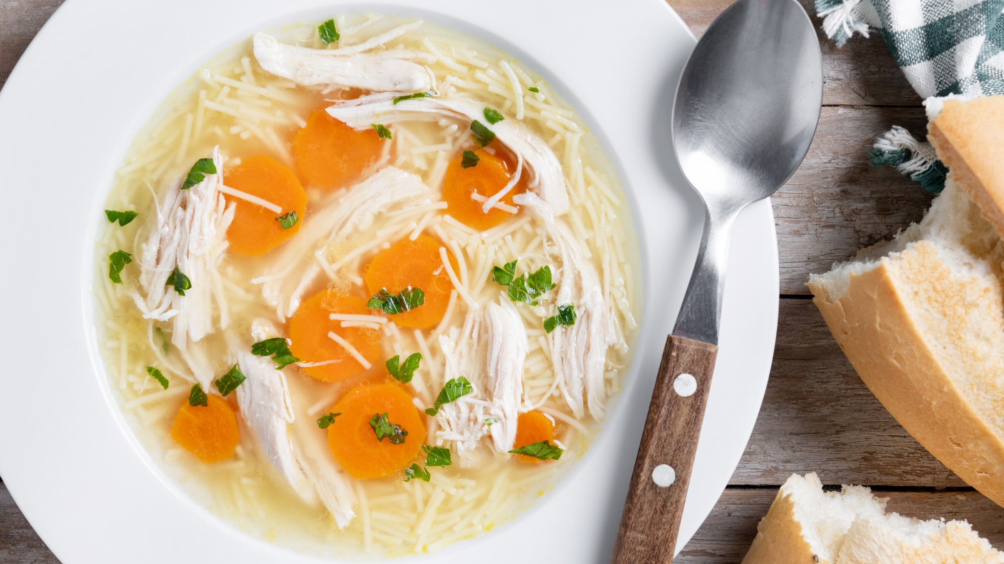 Domáci kurací vývar ako liek proti prechladnutiu.