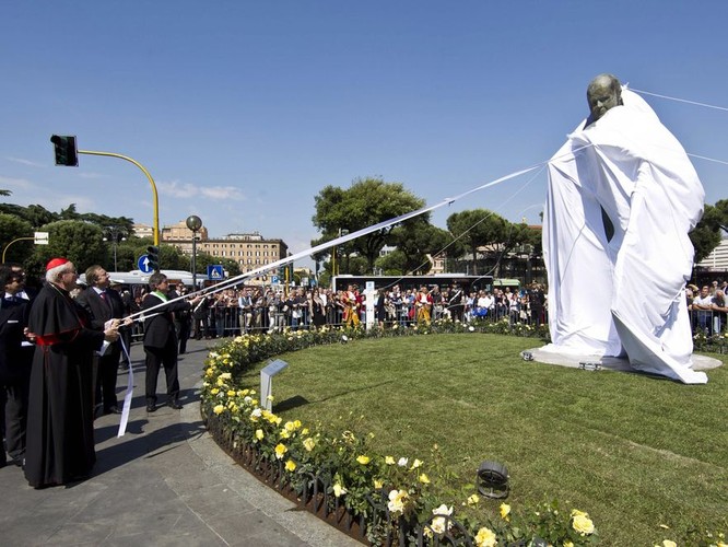 'Dziurawy' pomnik Jana Pawła II