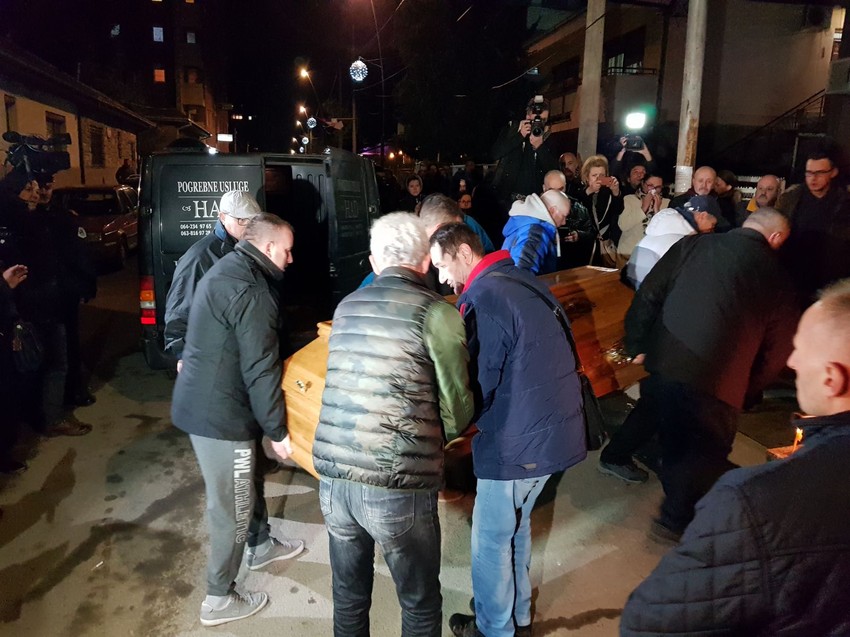 Kovčeg sa Ivanovićevim telom unose u prostorije stranke