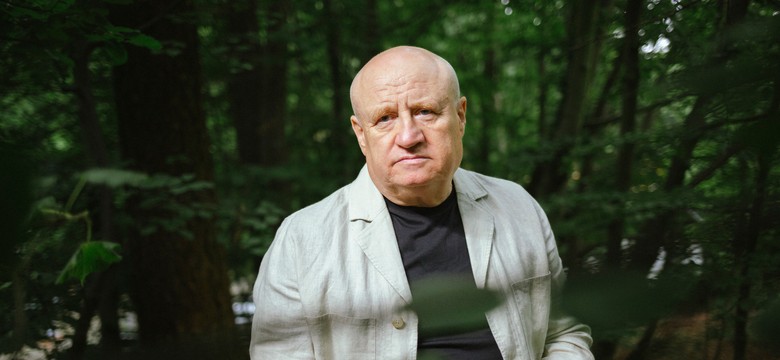 Polacy uwielbiają jego powieści sensacyjne. Nowa książka o zemście i istocie zła już jest hitem