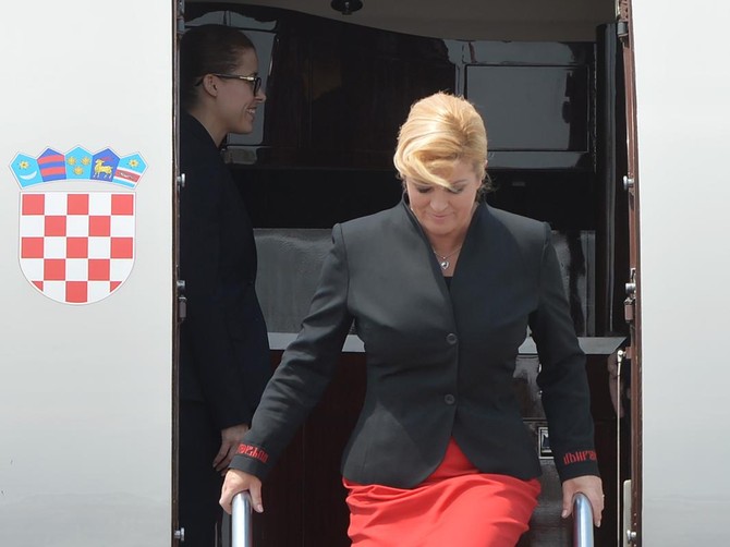 Kolinda je u Beograd stigla u elegantnom crno-crvenom kompletu