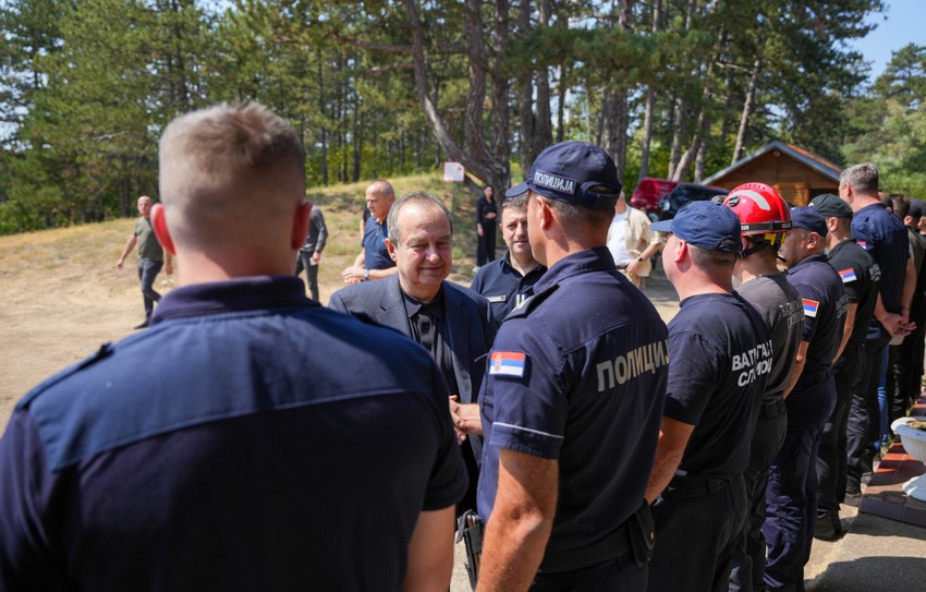 Obilazak pripadnika Sektora za vanredne situacije i Helikopterske jedinice koji sprečavaju širenje požara u Deliblatskoj peščari  
