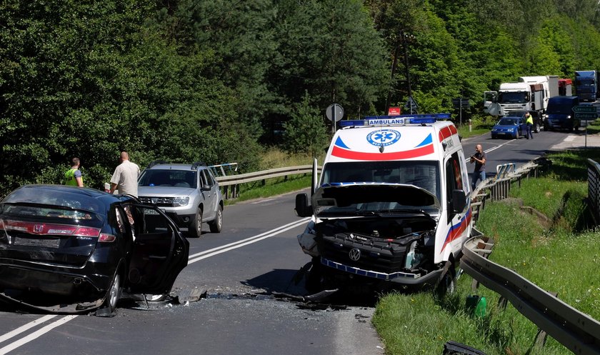 Zderzenie czołowe karetki pogotowia z osobową hondą