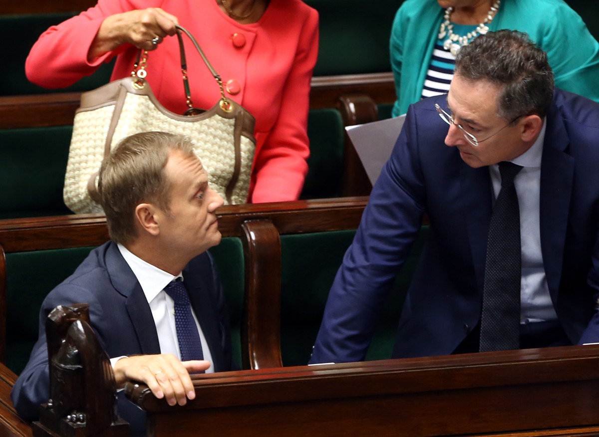 Premier Donald Tusk i minister spraw wewnetrznych Bartłomiej Sienkiewicz