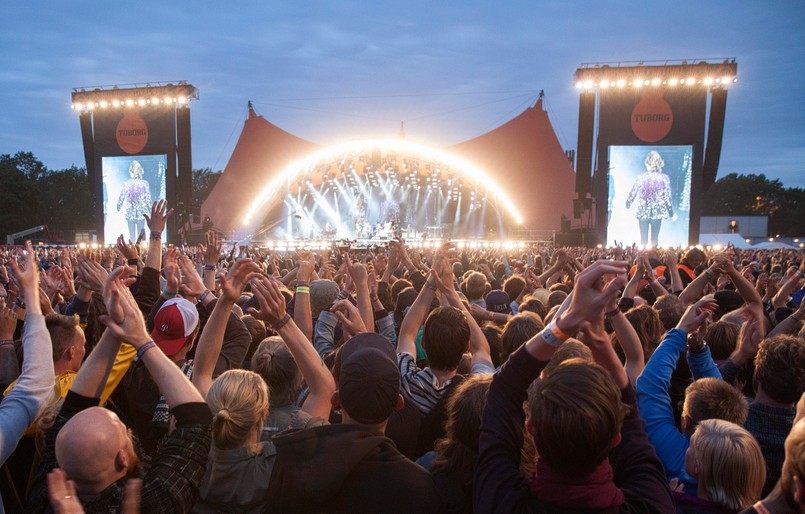 Roskilde Festival jest dla tych, którzy unikają komercyjnego kiczu. W Danii, niedaleko Kopenhagi można nie tylko usłyszeć najlepszych alternatywnych wykonawców, lecz także uczestniczyć w projektach artystycznych. Impreza uchodzi też za najbardziej ekologiczną – ale to nic dziwnego w Danii, która słynie dbałości o naturalne środowisko. Impreza wygrała w kategorii Green Operation dzięki współpracy z akcją Stop Marnowaniu Żywności. Ta wielka rockowa impreza od lat podbija serca uczestników dzięki niekomercyjnemu charakterowi utrzymywanemu od 1971 roku. Roskilde to nie tylko zabawa – to też walka o prawa człowieka, rozwijanie świadomości ekologicznej i Żywa Biblioteka.Potem polecamy wycieczkę nad morze i na wyspy. Rezerwujcie loty do Kopenhagi lub Malmo między 27 czerwca a 4 lipca. Miejscowość Roskilde znajduje się niedaleko lotniska w Kopenhadze i w Malmö.Więcej na temat tegorocznej edycji znajdziesz TUTAJ >>>