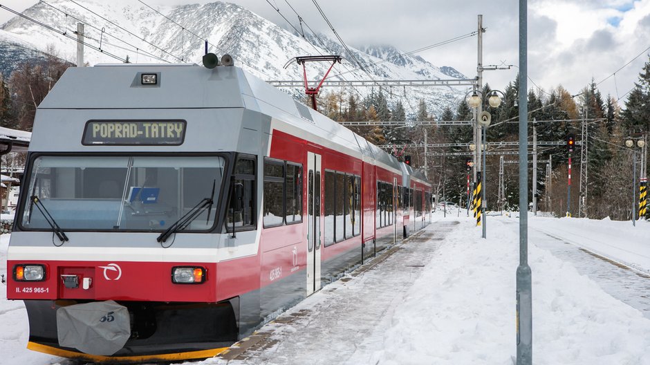 Pociąg w Szczyrbskim Plesie, Tatry, Słowacja