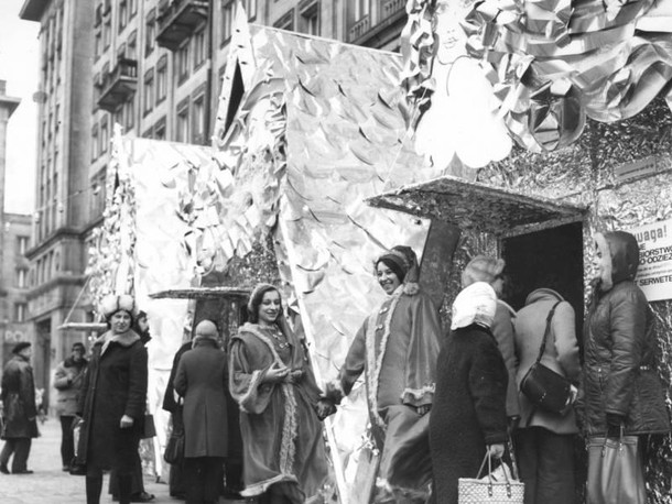 Warszawa 12.1974. Przedświąteczny kiermasz w centrum stolicy