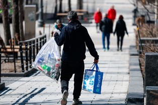 Butelkomaty odrzucają, kaucja przepada. Polacy przyszli po 50 groszy, zostali z torbą śmieci