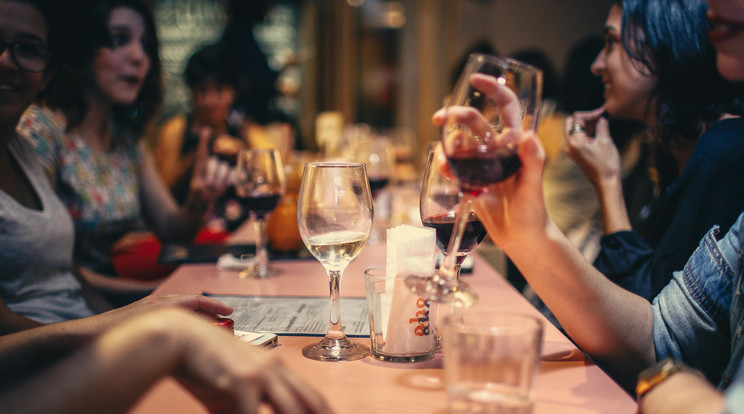 A baráti vacsorákon nélkülözhetetlen a jó bor / Illusztráció: Pexels