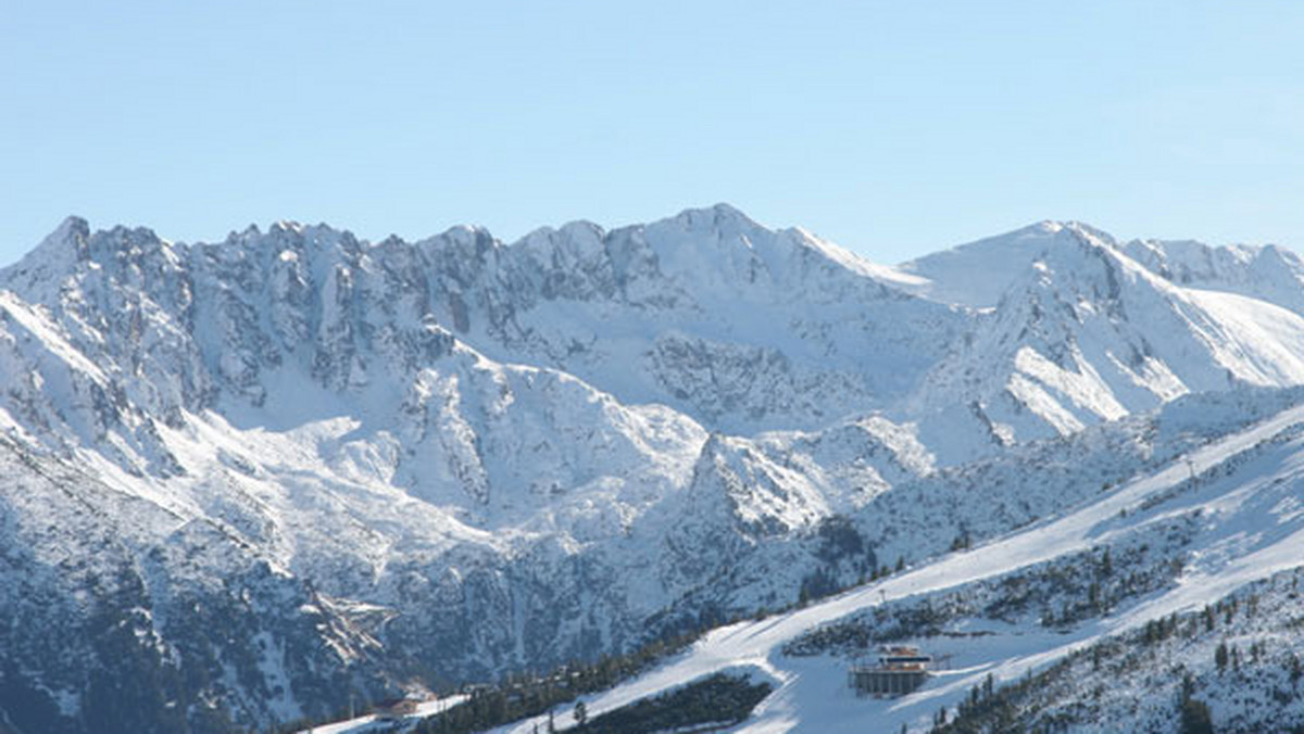 Powoli zbliża się koniec sezonu narciarskiego, oficjalnie już mamy wiosnę. Jednak śniegu w Europie nie brakuje, szczególnie na Bałkanach. Może nadszedł czas na szaloną przygodę. Na sprawdzenie swoich umiejętności narciarskich, w miejscu o którym nikt nie pisze, nikt nie słyszał, w miejscu do tej pory nie odwiedzanym przez Polaków - w kosowskiej Brezovicy!