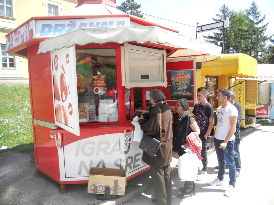 Gužva na kiosku gde je kupljena dobitna srećka