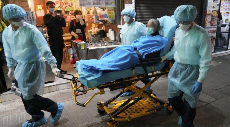 Koronavírus: lecsengőben a járvány Kínában, újabb Magyarországhoz közeli országban jelent meg a betegség