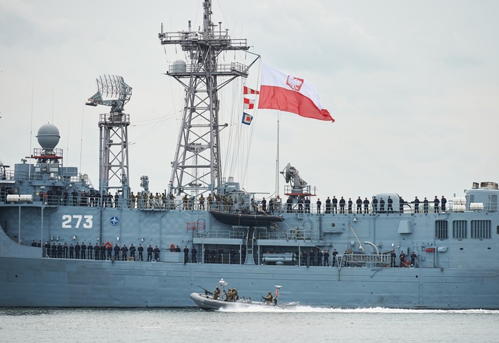 W czasie uroczystości wiceszef BBN przekazał dowódcy i załodze ORP 'Kościuszko' specjalny dar od prezydenta Andrzeja Dudy – tzw. banderę 'bojową'. Bandera ta jest znacznie większa niż te używane na co dzień, a jej nazwa wywodzi się od chorągwi, która niegdyś była podnoszona przez okręty bezpośrednio przed wejściem do bitwy.
<br>
Podobnych – nawiązujących do dawnych tradycji bojowych, bander używają państwa anglosaskie a także okręty innych wiodących państw morskich, w tym państw NATO podczas wejść okrętów do zagranicznych portów, wyjść i powrotów z misji, przejść przez cieśniny itp. Poprzez podniesienie bandery dużej wielkości okręty podkreślają rangę swojego państwa.
<br>
ORP 'Kościuszko' jest pierwszym polskim okrętem, który otrzymał banderę 'bojową'. <br><br>fot. (aw/mr) PAP/Adam Warżawa