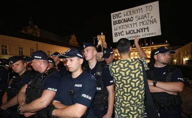 Protest przed Pałacem Prezydenckim. Policja: Użyliśmy gazu, bo ktoś wcześniej użył go wobec nas