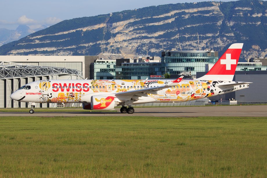 Szwajcarskie linie Swiss pomalowały pierwszego Bombardiera CS300 w specjalne barwy, by podkreślić związki z francuskojęzyczną częścią kraju