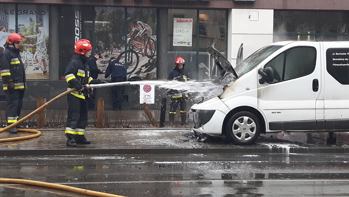 Dziś ok. godz. 13 w Krakowie przy ul. Pilotów spłonął transportowy minivan. Strażacy ugasili już ogień, jednak ruch w kierunku Ronda Mogilskiego jest wciąż utrudniony. Na miejscu tworzą się korki.