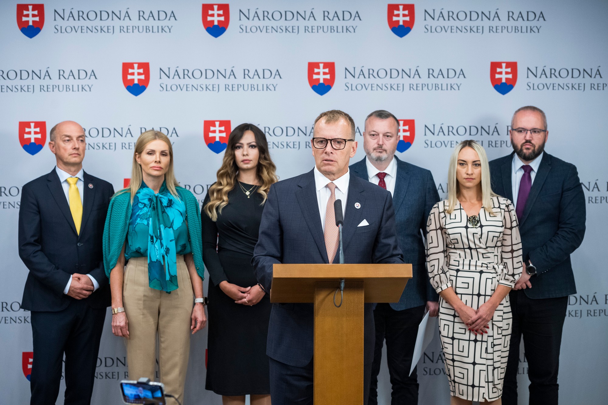 Zľava poslanci NR SR sa Sme rodina Ľudovít Goga, Petra Krištúfková, Eva Hudecová, predseda NR SR Boris Kollár (Sme rodina) minister práce, sociálnych vecí a rodiny SR Milan Krajniak (Sme rodina), poslanci NR SR sa Sme rodina Petra Hajšelová a Miloš Svrček počas tlačovej konferencie.