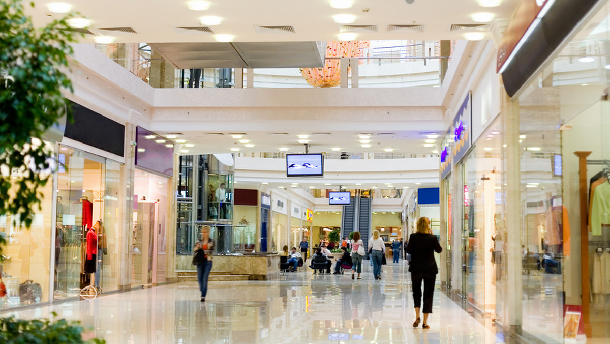 Duże centra handlowe powstają w takich miastach jak Grudziądz, Świdnica, Ełk czy Leszno. Małe i średnie gminy mają dylemat - wzmocnić budżet i przypodobać się mieszkańcom czy narazić się lokalnym sklepikarzom - czytamy w "Dzienniku Gazecie Prawnej".