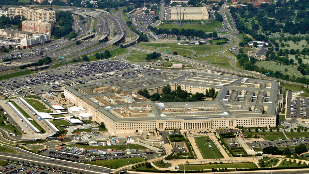 Pentagon to ogromny budynek w kształcie pięcioboku, położony w hrabstwie Arlington, w stanie Wirginia (tuż obok Waszyngtonu). Pentagon służy jako kwatera główna Departamentu Obrony USA, w tym wszystkich czterech rodzajów sił wojskowych — armii, marynarki wojennej, piechoty morskiej oraz sił powietrznych. Jest to największy biurowy budynek na świecie, nie będący wieżowcem. Pracuje w nim około 25 tys. pracowników wojskowych i cywilnych oraz 3 tys. personelu pomocniczego. 