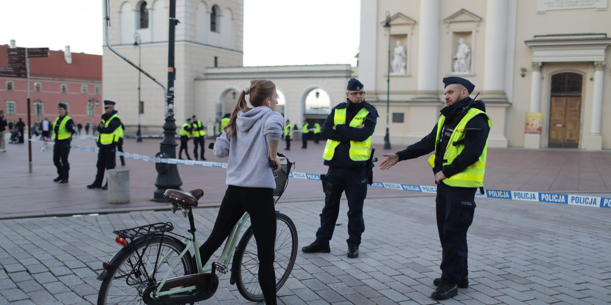 Niebezpieczny incydent na Krakowskim Przedmieściu w Warszawie. 31-latek pojawił się z pociskiem.