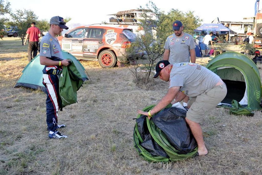 Adam Małysz dobrze radzi sobie na trasie Rajdu Dakar 2012. Gorzej idzie mu składanie namiotu