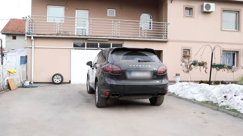 Komšije Nenada Macanovića Bebice otkrile sve: "Otac ima celu zgradu, a on je đubre koje zbog dugova ulazi u Elitu"