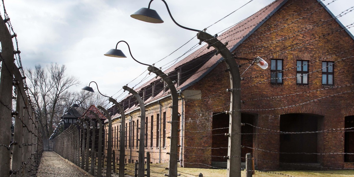 Irlandczyk zniszczył ścianę w Muzeum Auschwitz. Stanie przed sądem