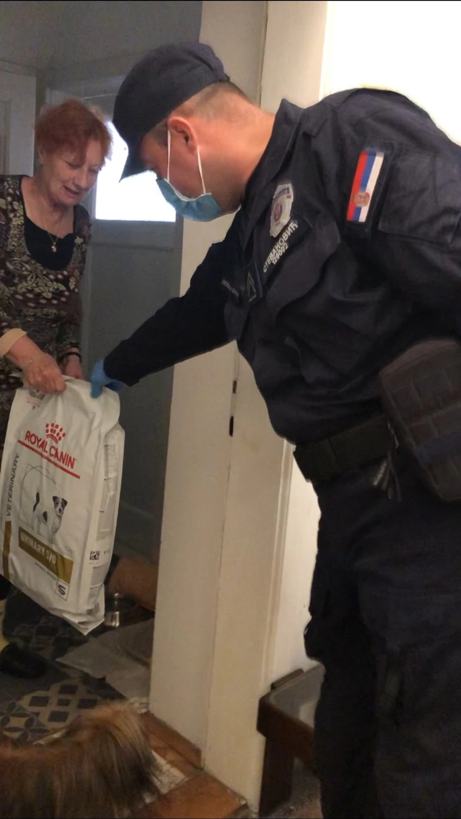 Pripadnici MUP pomažu penzionerima