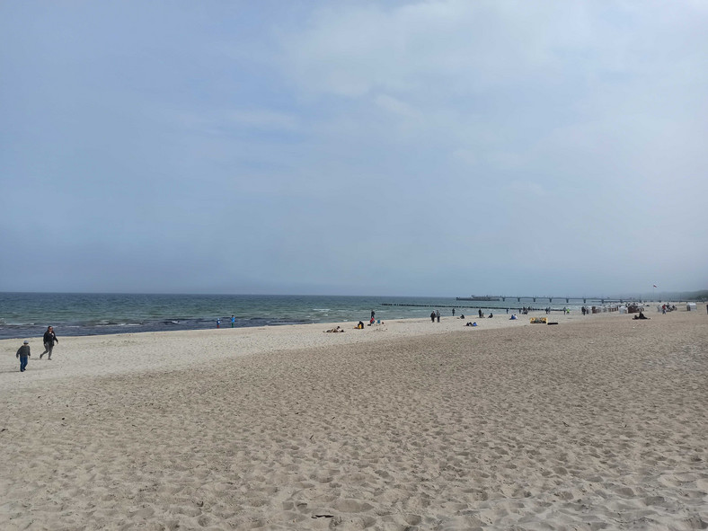 Kołobrzeska plaża w środku dnia