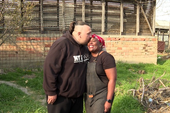 (VIDEO) Amerikanka se zaljubila u Srbina, došla u Srem, pa dovela i majku: Danas u Binguli ČUVA KOZE I PRAVI SIR