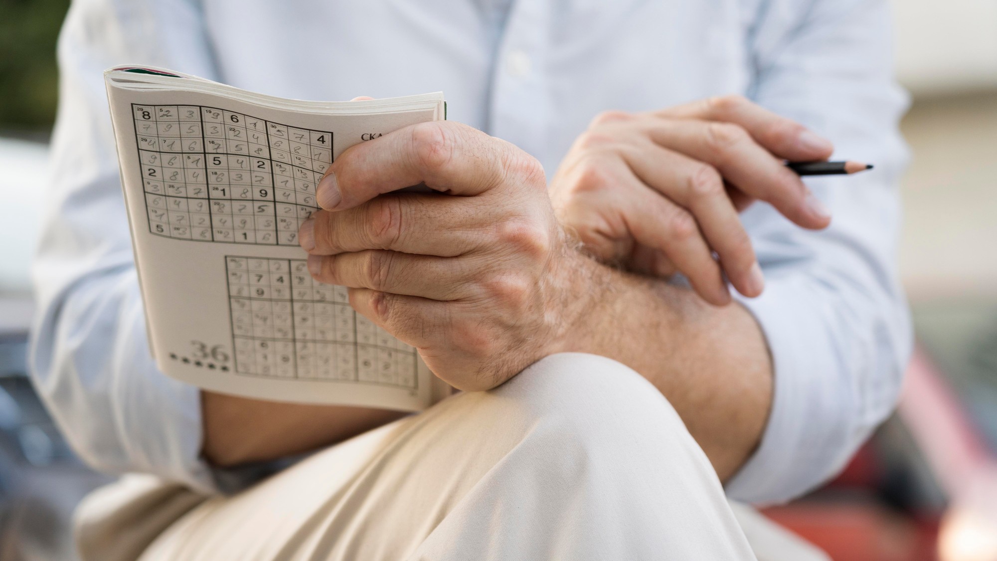 Pravidelné lúštenie krížoviek môže u seniorov podporovať pamäť, koncentráciu aj slovnú zásobu.