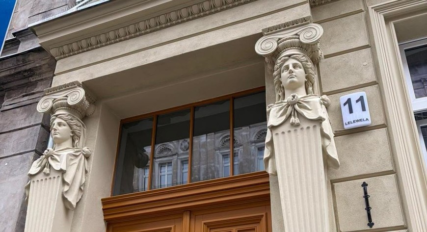 Obowiązki dźwigania wielotonowych wykuszy, balkonów i innych elementów wrocławska architektura powierza, jak widać, nie tylko panom, ale i paniom.  