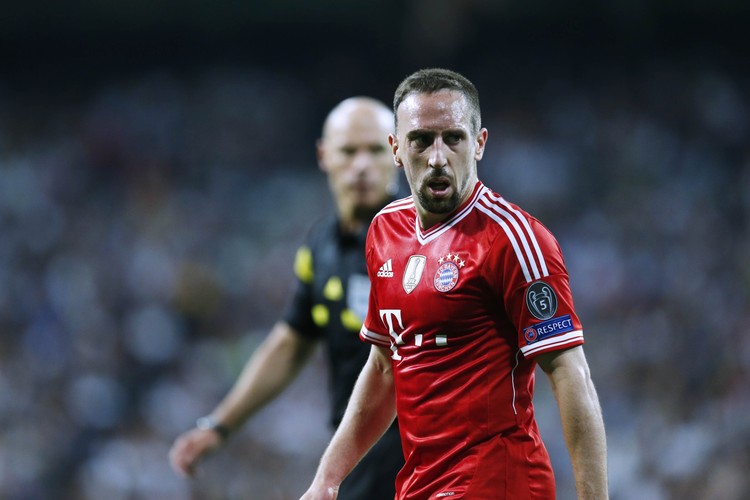 <b>4. Bayern Monachium - wycena 1,85 mld dol.</b>
<br>
<br>
Przychody: 561 mln dol. 
<br>
<br>
Zysk operacyjny: 122 mln dol.
<br>
<br>
Jest to najbardziej znany i najbardziej utytułowany niemiecki klub, a także jeden z najbardziej utytułowanych europejskich klubów. 24 razy zdobył tytuł Mistrza Niemiec, 16 razy wygrał Puchar Niemiec. Ponadto w rozgrywkach europejskich dwukrotnie triumfował w Lidze Mistrzów i trzykrotnie (przed jej utworzeniem) w Pucharze Europy Mistrzów Klubowych oraz po jednym razie wygrał Puchar Zdobywców Pucharów, Puchar UEFA oraz Superpuchar Europy co czyni go jednym z nielicznych klubów, który triumfował we wszystkich możliwych turniejach rozgrywanych w Europie.
<br>
<br>
W poprzednim sezonie wygrał Ligę Mistrzów.