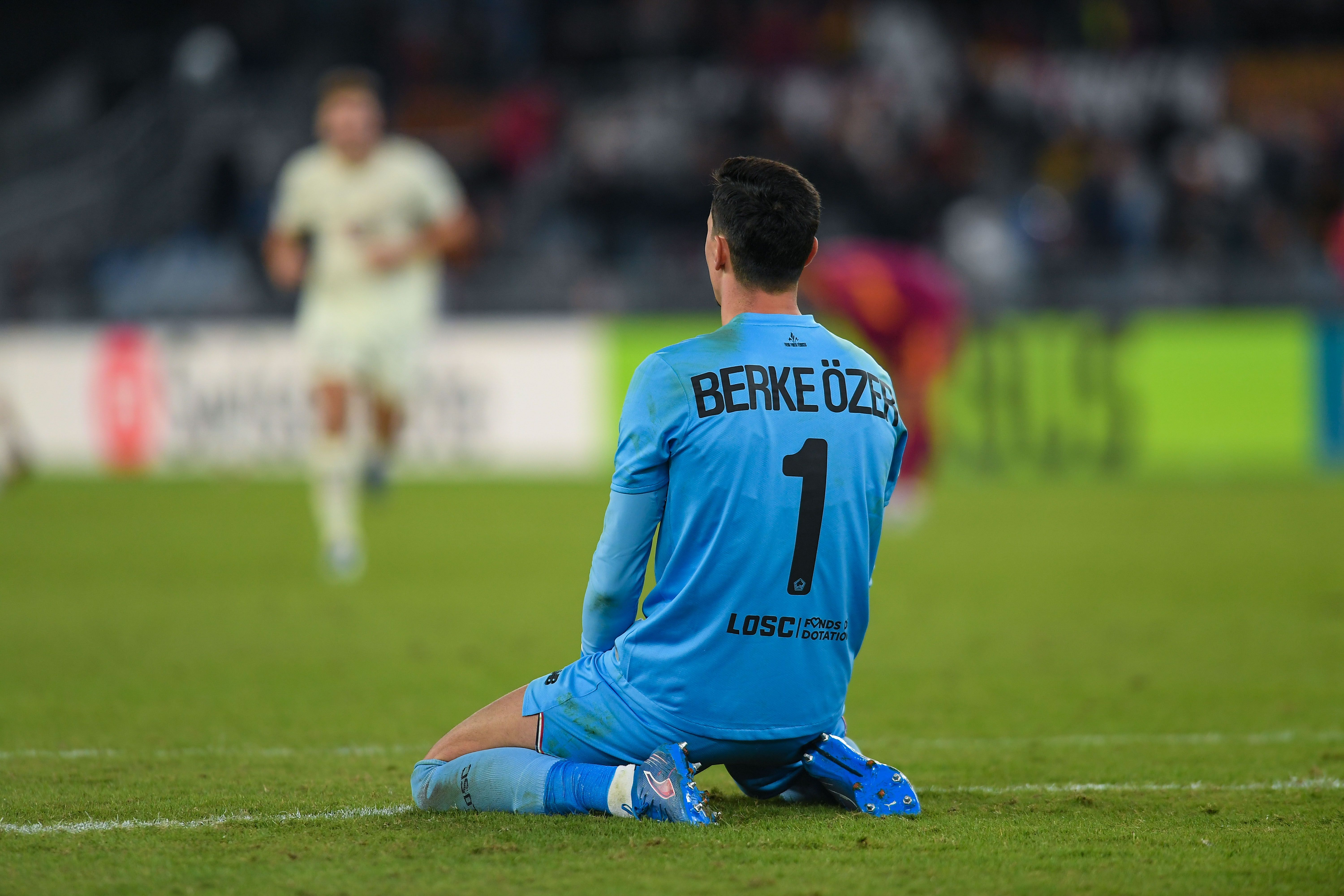 Özer para 3 rigori alla Roma - chi è il 'Donnarumma turco'