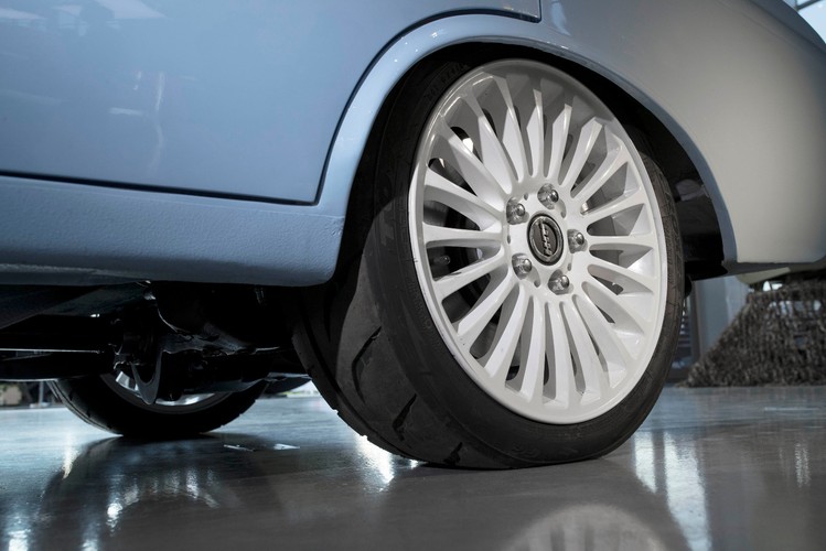 Rynek samochodów elektrycznych rośnie – chociaż z wciąż małej bazy – więc do sektora próbują wchodzić nowi gracze, choć jest on zdominowany przez doświadczonych producentów, takich jak Volkswagen czy General Motors. Wiele firm tworzy prototyp, ale ciężko im znaleźć odpowiednie finansowanie i zapanować nad bardzo skomplikowanym łańcuchem dostaw i produkcją.