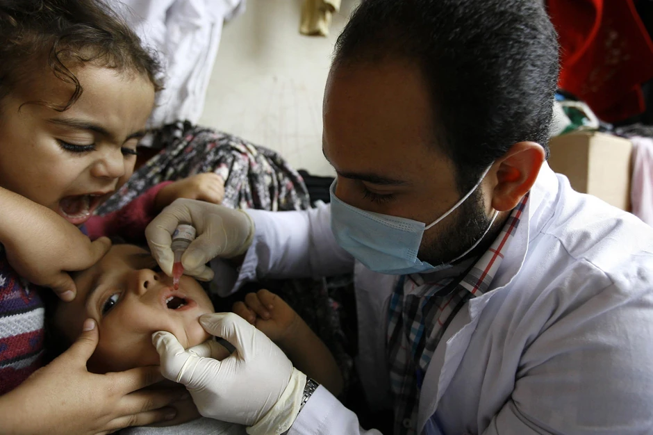 Dete prima vakcinu protiv dečje paralize u izbegličkom kampu u Libanu