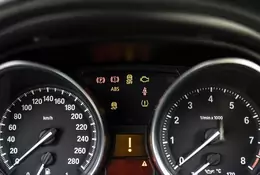 Co oznaczają kontrolki w twoim samochodzie? 15 pytań