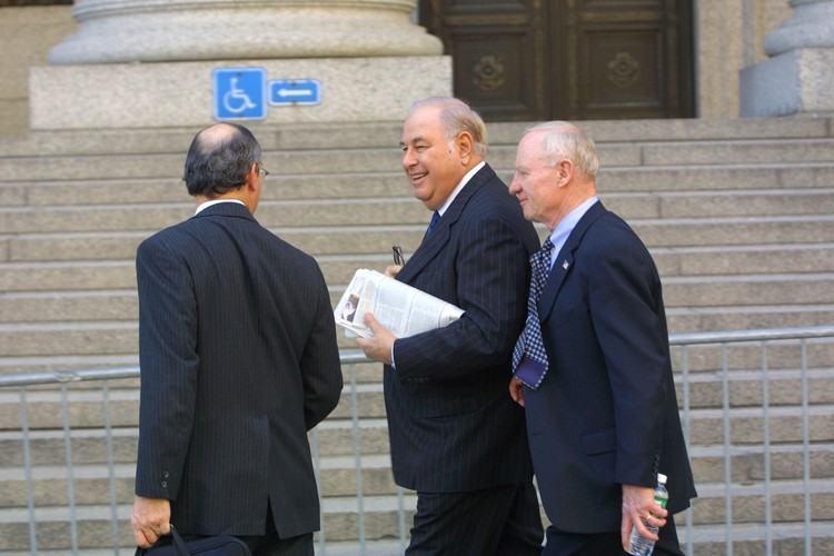 Alfred Taubman to twórca koncepcji wielkich galerii handlowych. Został skazany za udział w zmowie cenionej. W 2004 roku spędził w więzieniu 9 miesięcy i zapłacił ponad 7 mln dolarów grzywny.