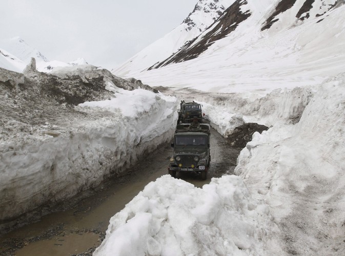 Odśnieżanie drogi w Himalajach