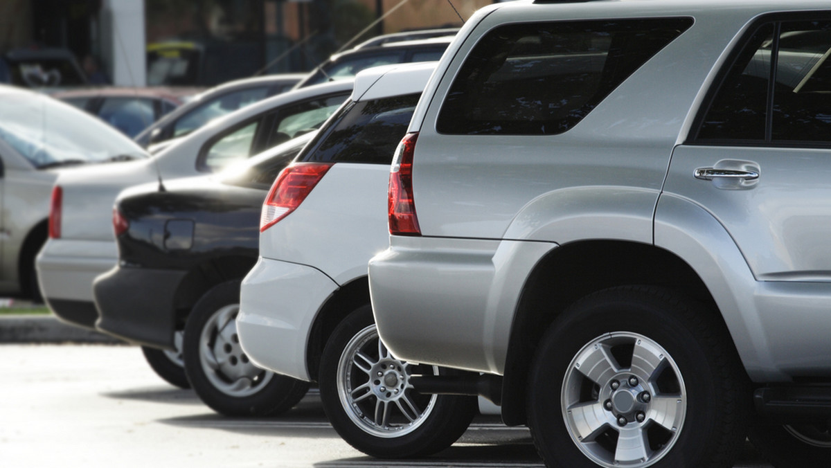 Powiększenie strefy płatnego parkowania, dodatkowe płatne parkingi w kilku miejscach miasta. Szczeciński magistrat chce wprowadzić zmiany w parkowaniu.  Pomysł zrodził się w Wydziale Gospodarki Komunalnej i Ochrony Środowiska. Magistrat zapowiada konsultacje z mieszkańcami.