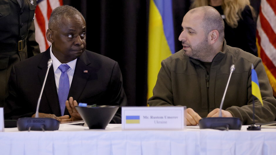 Sekretarz obrony Lloyd J. Austin III (po lewej) i minister obrony Ukrainy Rustem Umjerow (po prawej) uczestniczą w szóstym spotkaniu grupy kontaktowej ds. obrony Ukrainy w bazie lotniczej USA w Ramstein w Niemczech, 19 marca 2024 r.