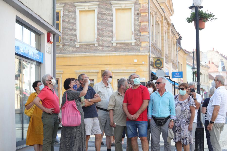 Az öregdiákokat a járvány sem tántorította el attól, hogy idén is találkozzanak. Azért óvatosak, akad köztük, aki tart a vírustól / Fotó: Varga Imre