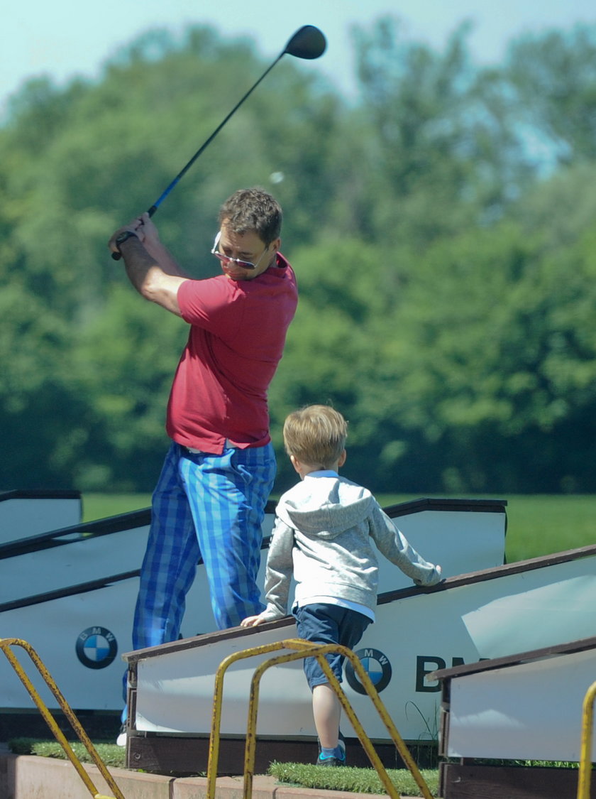 Jacek Rozenek z synami na golfie